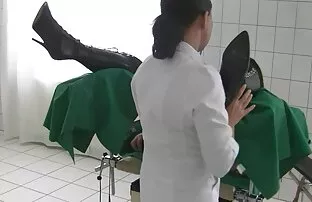XXX دانش آموزان روی میز می دخترکون لخت خندند تا مادر در خانه باشد