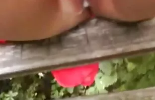 XXX یک عکس سکسی دختر 18 عوضی که سینه خوبی دارد با یک پسر در حال آب دادن است